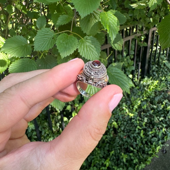925 Sterling Silver and yellow gold vintage “poisoner’s ring” with garnet - Picture 15 of 16